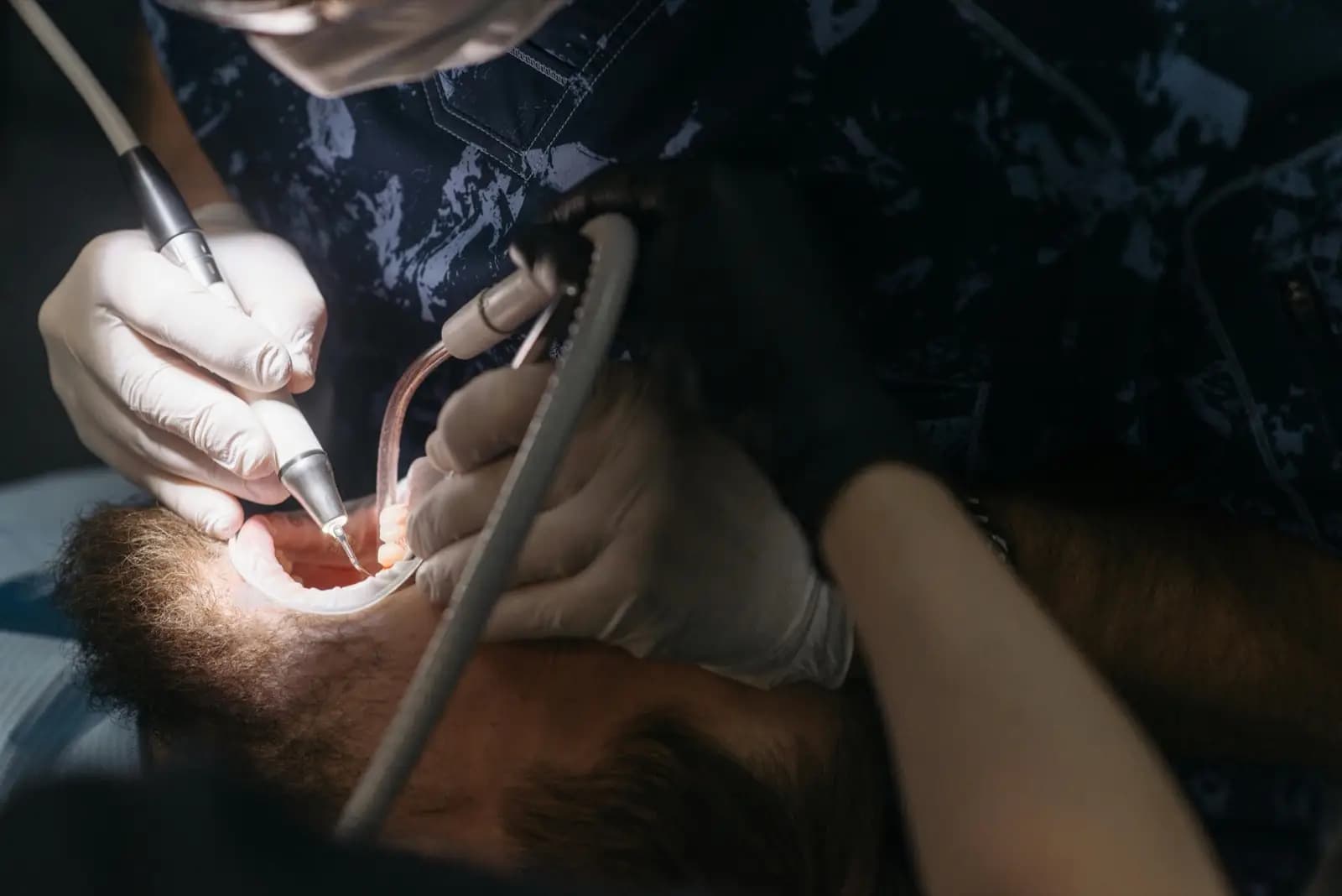 Odontoiatra che esegue un trattamento su paziente durante corso di formazione pratica